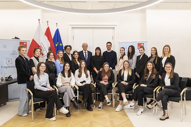 Gruppenfoto mit LH und den SchülerInnen