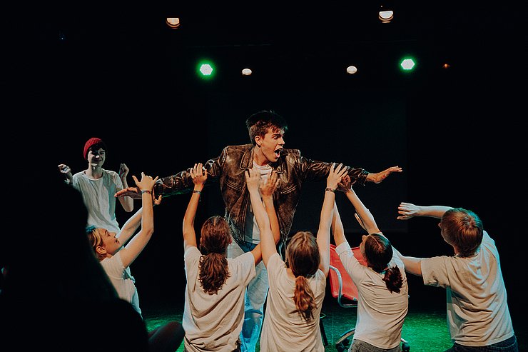 © Fotokarussell Melanie Karrer Ausschnitt aus dem Stück „Wie man unsterblich wird“.