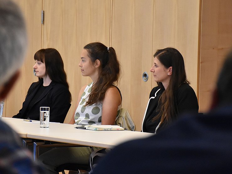 Drei Frauen an einem Tisch