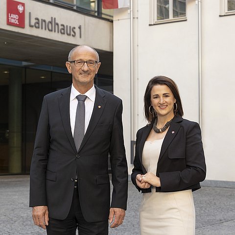 LH Anton Mattle und LRin Astrid Mair: "Eine starke Stütze in dieser herausragenden Entwicklung stellt die bislang gute Wirtschaftslage sowie der florierende Sommer-Tourismus dar."Mattle und Mair