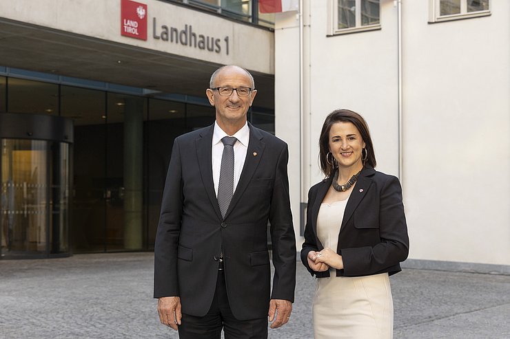 © Land Tirol LH Anton Mattle und LRin Astrid Mair: „Der heimische Arbeitsmarkt ist trotz zunehmender Arbeitslosigkeit nach wie vor von einem hohen Personalbedarf geprägt."