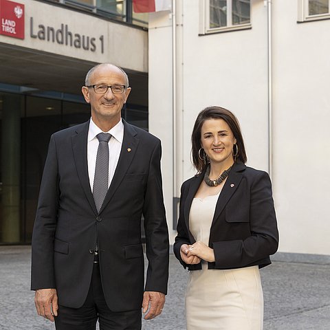 LH Mattle und LRin Mair stehen vor dem Landhaus in Innsbruck.