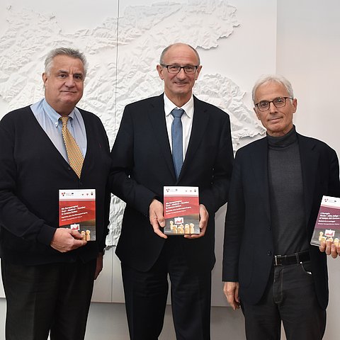 Gestern, Dienstag, fand die Präsentation des Euregio-Monitors 2022 im Euregio-Infopoint in Innsbruck statt. Im Bild: LH Anton Mattle (Mitte) mit den beiden Autoren Christian Traweger (links) und Günther Pallaver. 