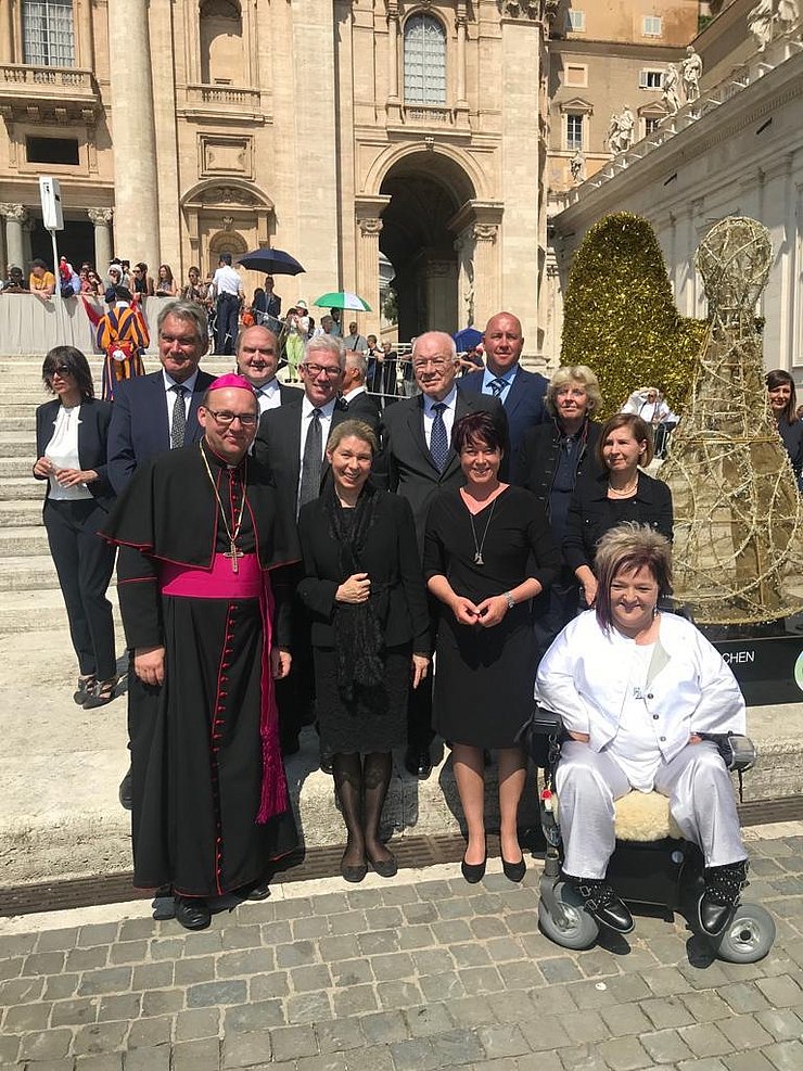 Die Tiroler Delegation u.a. mit Frau LTPin Sonja Ledl-Rossmann, RollOn Obfrau Marianne Hengl, LRin Dlin Gabriele Fischer, Diözesanbischof Hermann Glettler, Direktor der Caritas Diözese Innsbruck Georg Schärmer und Altlandtagspräsident Herwig Van Staa. 
