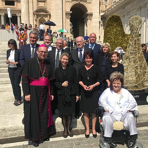 Die Tiroler Delegation u.a. mit Frau LTPin Sonja Ledl-Rossmann, RollOn Obfrau Marianne Hengl, LRin Dlin Gabriele Fischer, Diözesanbischof Hermann Glettler, Direktor der Caritas Diözese Innsbruck Georg Schärmer und Altlandtagspräsident Herwig Van Staa. 