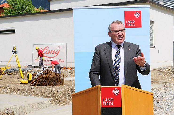 LR Tratter steht hinter Rednerpult und spricht 