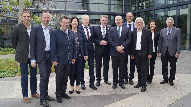 © Tiroler Landtag BU: Die Tiroler Delegation mit dem Vorsitzenden des Freundeskreises Tirol im Thüringer Landtag Gerold Wucherpfennig (5.v.l.), dem Thüringer Landtagspräsidenten Christian Carius (6.v.l.) und LTP Herwig van Staa (7.v.l.)