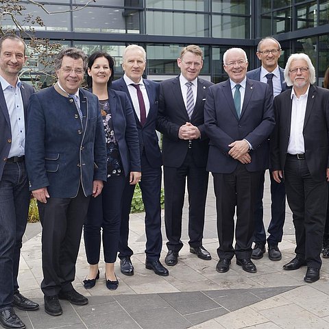 BU: Die Tiroler Delegation mit dem Vorsitzenden des Freundeskreises Tirol im Thüringer Landtag Gerold Wucherpfennig (5.v.l.), dem Thüringer Landtagspräsidenten Christian Carius (6.v.l.) und LTP Herwig van Staa (7.v.l.)