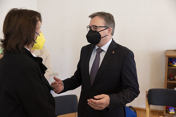 © Land Tirol/Sedlak LH Platter im Gespräch mit Vlasta Khymynets, Ehefrau des ukrainischen Botschafters in Österreich.