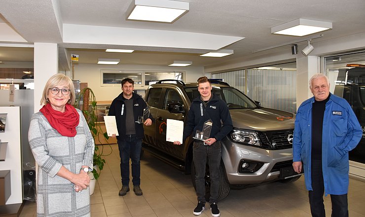 © Land Tirol/Gerzabek Freuten sich über die Lehrlingsauszeichnung: Von links Arbeits- und Bildungslandesrätin Beate Palfrader, Alois Holzknecht jun., "Lehrling des Monats November 2020" David Steindl und Alois Holzknecht sen..