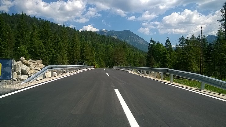 © Land Tirol/Hanny Fertige Fahrbahn im Brückenbereich