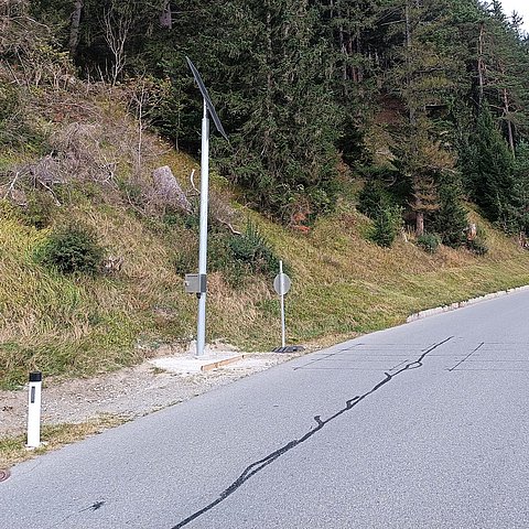 Kleine graue Box an einer Säule