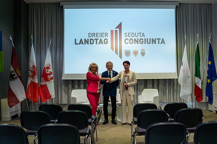 © Tiroler Landtag/Christanell Der Vorsitz wurde nun an Südtirol übergeben.