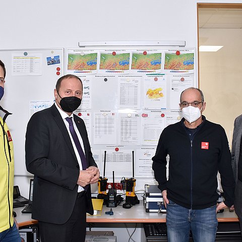 Thomas Geiler, Leiter der Landeswarnzentrale, Sicherheitsreferent LHStv Josef Geisler, Bernd Noggler, Vorstand der Abteilung Leitstellenwesen und Landeswarnzentrale und Elmar Rizzoli, Vorstand der Gruppe Zentrum für Krisen- und Katastrophenmanagement.