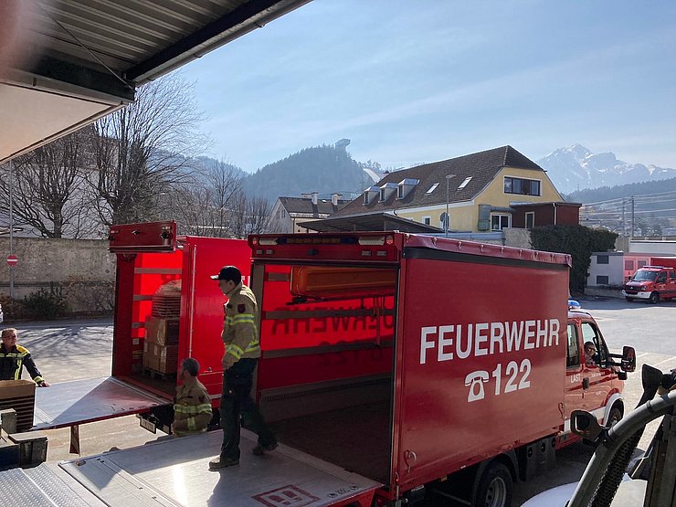 © Land Tirol Die Feuerwehren des Landes lieferten bereits gestern Samstag zahlreiche Sachspenden zum Weitertransport nach Innsbruck.