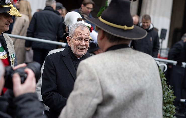 © Daniel Trippolt/HBF Bundespräsident Van der Bellen spricht mit Traditionsverbänden
