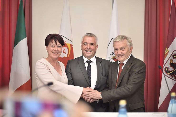 © Landtagsdirektion Südtirol/Sollbauer Die drei LandtagspräsidentInnen Sonja Ledl-Rossmann, Josef Noggler (Mitte) und Walter Kaswalder.