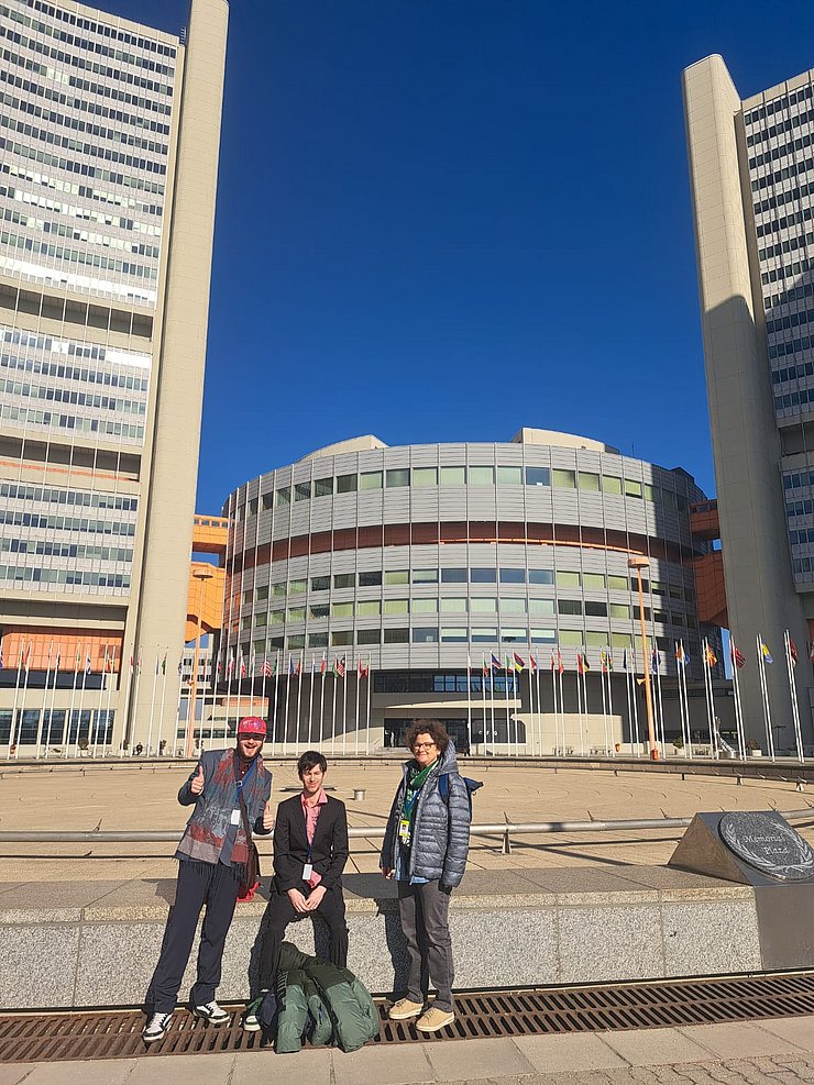 Mitglieder des Jugendbeirats vor der UNO-City in Wien