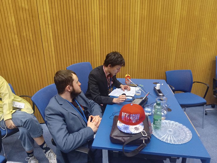 2 Personen vor dem Mikrophon