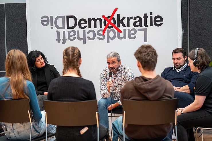 Abgeordnete aller sechs Fraktionen standen den Jugendlichen und Jungerwachsenen als InterviewpartnerInnen zur Verfügung.