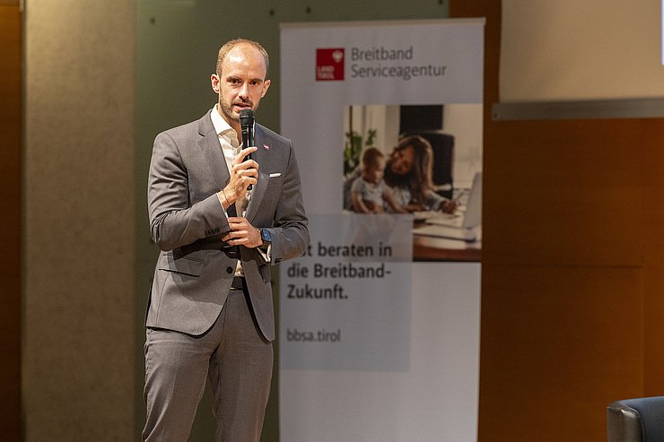 © BBSA/Die Fotografen Staatssekretär Tursky mit Mikrofon