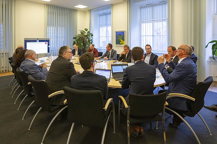 Einmal mehr kamen im Regierungssitzungzimmer im Landhaus Mitglieder der Tiroler Landesregierung, VertreterInnen der Sozialpartner und weitere Experten zusammen, um die derzeitige Situation zu evaluieren und Maßnahmen für die Tiroler Bevölkerung zu setzen. 