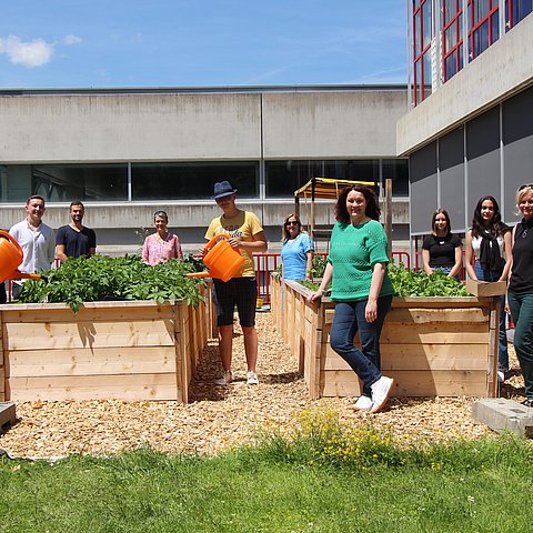 von links: Jasmin Atzl, Max Sprenger (Klassensprecher, Michael Geßlbauer (Mathematiklehrer der Klasse), Elke Zach (Klassenvorständin, Betriebswirtschaftslehrerin), Sebastian Hechenleitner, Sigrid Steiner (Direktorin), LHStvin Ingrid Felipe, Sophia Mairhofer, Helin Caliskan, Sonja Eder-Seibl (Bildungsdirektion Tirol) – in Mitten der Hochbeete.