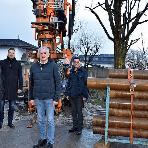 Machten sich in Ried im Zillertal ein Bild von den Bohrungen zur Erkundung des Grundwasserpotenzials zum Heizen und Kühlen (von links): Landeshauptmann-Stellvertreter Josef Geisler, Wasser-Tirol-Geschäftsführer Rupert Ebenbichler, Bürgermeister Hansjörg Jäger und Markus Federspiel, Vorstand der Abteilung Wasserwirtschaft. 