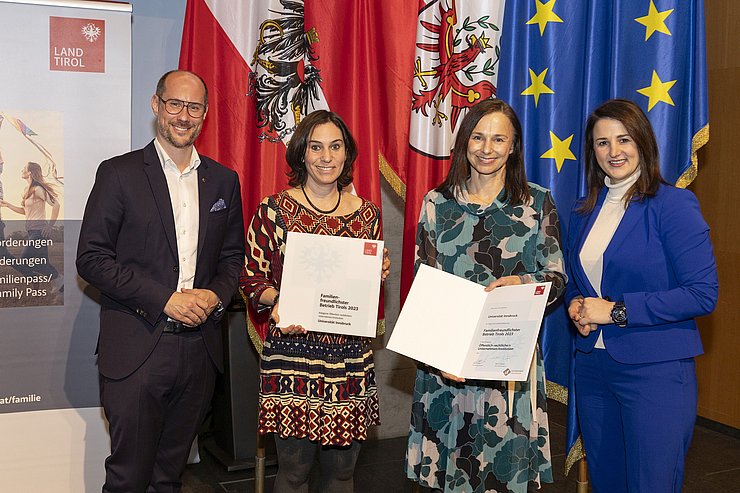 Wirtschaftslandesrat Mario Gerber sowie Familien- und Arbeitslandesrätin Astrid Mair gratulieren Miriam Ruiz Peyré (Koordinatorin für Vereinbarkeitsfragen im Familienservice, 2. v. li.) und Isabella Göschl (Leitung der Personalentwicklung, 2. v. re.) von der Universität Innsbruck.  