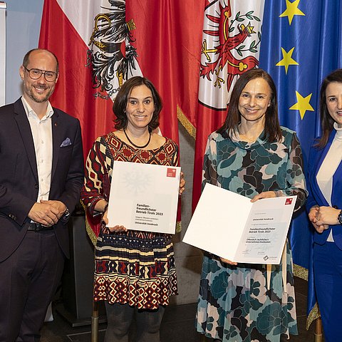 Wirtschaftslandesrat Mario Gerber sowie Familien- und Arbeitslandesrätin Astrid Mair gratulieren Miriam Ruiz Peyré (Koordinatorin für Vereinbarkeitsfragen im Familienservice, 2. v. li.) und Isabella Göschl (Leitung der Personalentwicklung, 2. v. re.) von der Universität Innsbruck.  