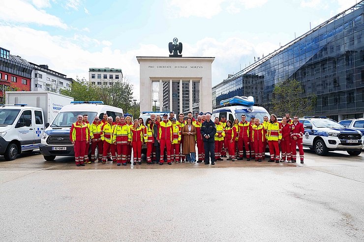 © Land Tirol/Hörmann Gruppenfoto am Landhausplatz; im Hintergrund Fahrzeuge der Wasserrettung