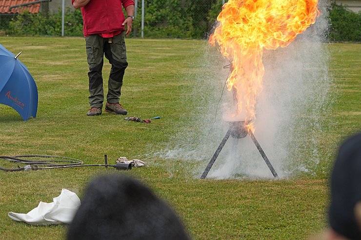 © Land Tirol/Reiter Ein Feuer auf einer Wiese.