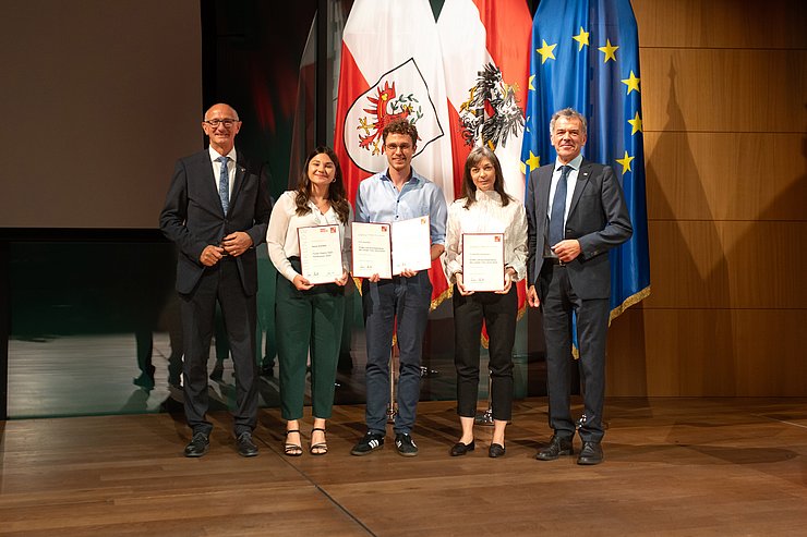 Mit dem Großen Literaturstipendium des Landes Tirol wurden Friederike Gösweiner (2. v. r.) und Emil Kaschka (Mitte) ausgezeichnet, der wie auch Anna Schober (2. v. l.) von LH Mattle und Innsbrucks Vizebürgermeister Georg Willi den Poetry-Slam-Preis erhielt.