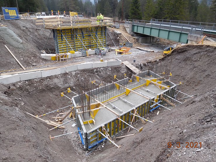 © Land Tirol/Somweber Schalung und Bewehrungsarbeiten der Widerlager