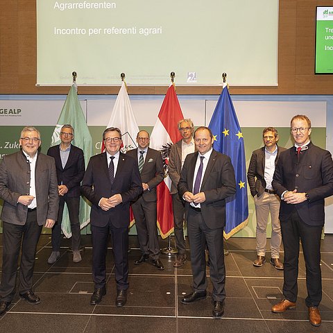 Gruppenfoto vor Fahnen