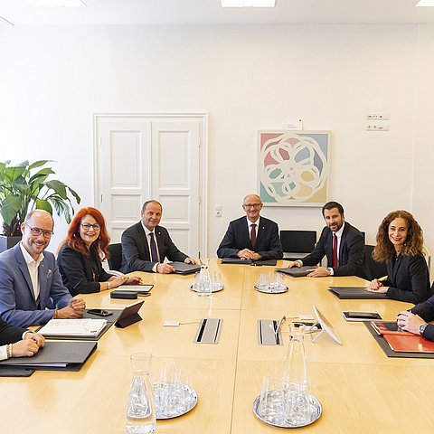 Landesregierung sitzt am Tisch. 