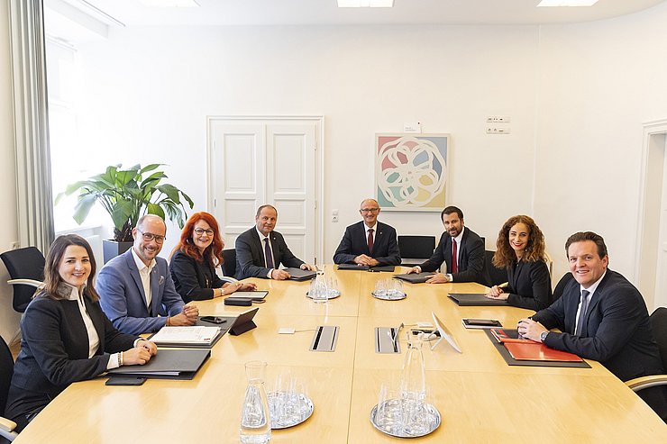 © Land Tirol/Die Fotografen Landesregierung sitzt am Tisch.