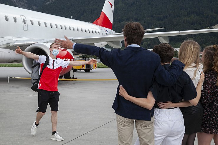 © Land Tirol/Die Fotografen Schubert wird von seiner Familie am Flughafen erwartet