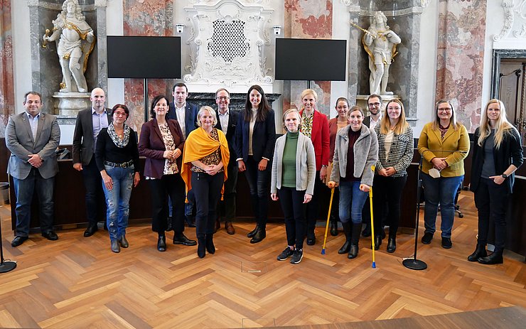 © Landtagsdirektion Tirol/Oswald Mitglieder der Bundesratsausschüsse für Kinderrechte sowie Familie und Jugend zu Besuch im Tiroler Landtag.