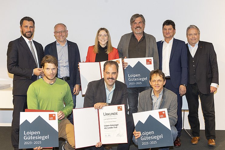 Gruppenfoto aller Geehrten mit den Loipengütesiegeln in der Hand