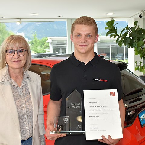 Arbeits- und Bildungslandesrätin Beate Palfrader gratuliert Lorenz Tschenett zum "Lehrling des Monats Mai 2022" in seinem Betrieb.