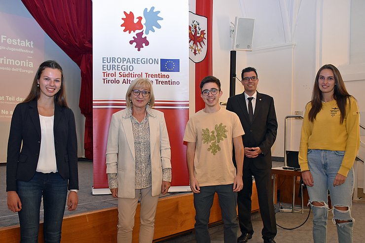 © Land Tirol/Reichkendler Tirols Bildungslandesrätin Beate Palfrader und Matthias Fink, Generalsekretär EVTZ Europaregion Tirol – Südtirol - Trentino mit den ModeratorInnen der Kleingruppen des Euregio-Jugendfestivals Anna Schipflinger (Kitzbühel), Fabrizio Pittoni (Bozen) und Anna Messner (Gröden).