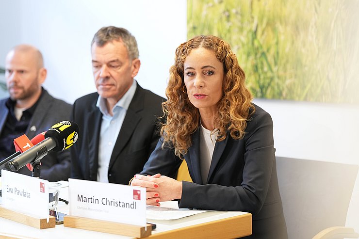 © Land Tirol/Järvinen Pawlata spricht in Mikrofon