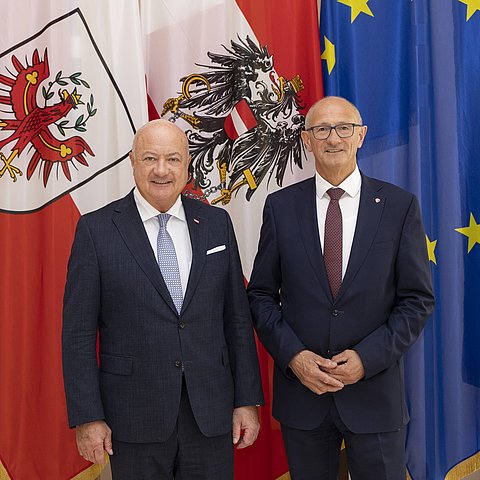 Stehen vor den Fahnen