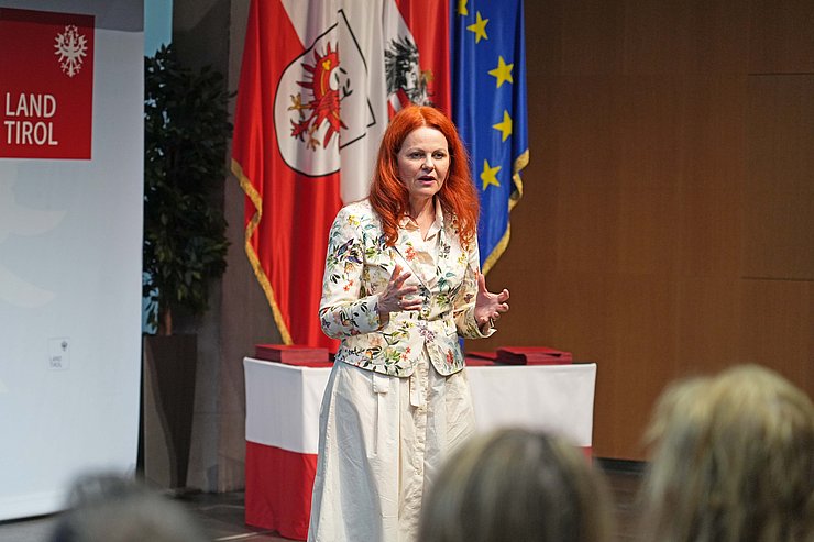 © Land Tirol/Reiter Eine Frau beim Sprechen.