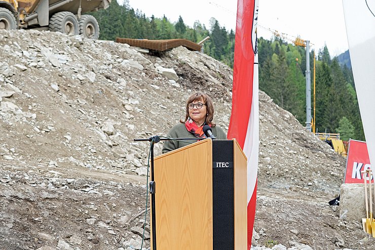 Person am Rednerpult im Freien