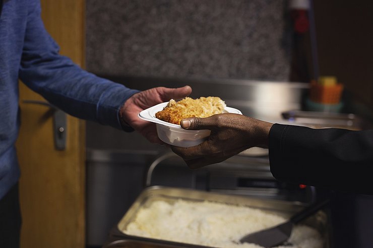 © TSD/Verena Kathrein Hand reicht Hand Essen