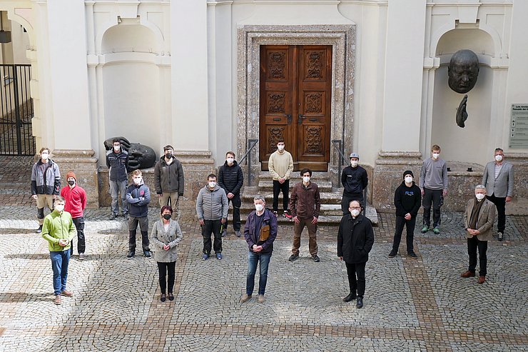 (1. Reihe v.li.) Fachlehrer Martin Lettenbichler, LTPin Sonja Ledl-Rossmann, Architekt Markus Illmer und Bischof Hermann Glettler mit den Schülern der TFBS Absam.