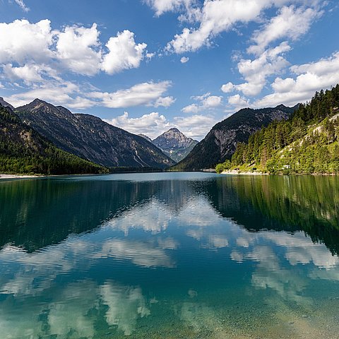 Bild vom Plansee bei Reutte mit den Bergen im Hintergrund.