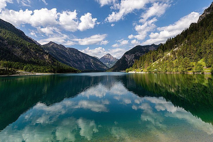 Bild vom Plansee bei Reutte mit den Bergen im Hintergrund.